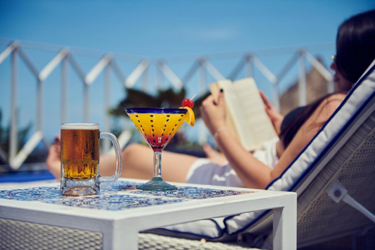 Hotel Luxury Patio Azul (Adults Only) Puerto Vallarta Exteriér fotografie A woman reading a book by the pool