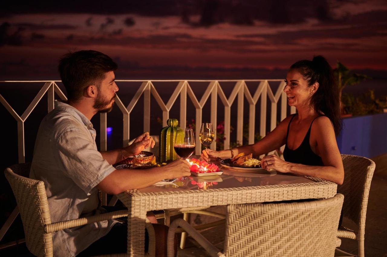 Hotel Luxury Patio Azul (Adults Only) Puerto Vallarta Exteriér fotografie A couple dining at a restaurant