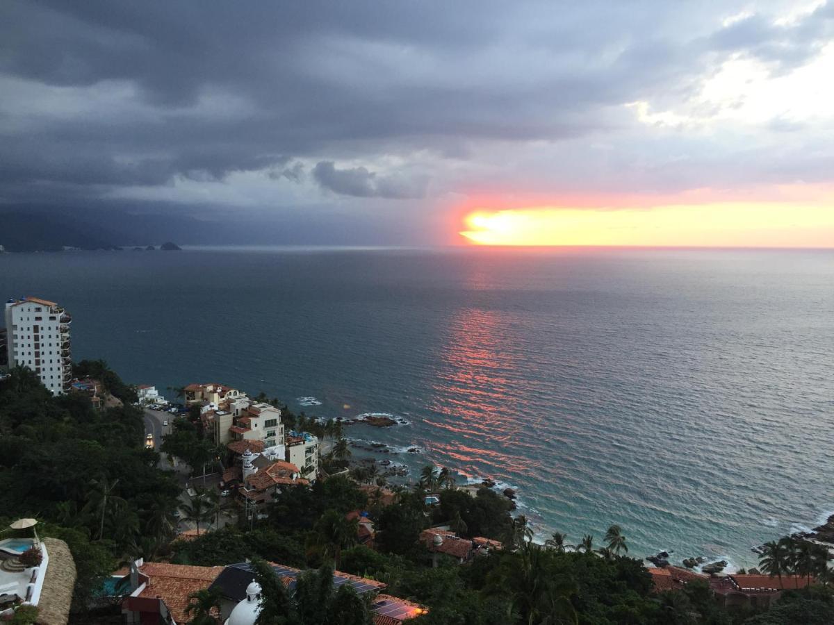 Hotel Luxury Patio Azul (Adults Only) Puerto Vallarta Exteriér fotografie Sunset over the Pacific Ocean in Puerto Vallarta, Mexico